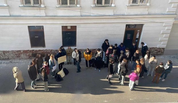Elevii unui liceu din Timișoara refuză să intre la orele de română, după ce profesoara le-a dat lecții de religie