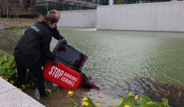 Activiști Greenpeace, arestați după ce au vărsat colorant roșu într-un bazin din fața Ambasadei SUA din Londra | VIDEO