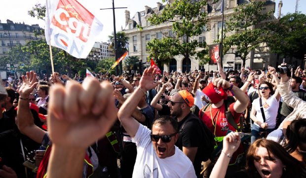 Francezii nemulțumiți sunt încurajați să întârzie la muncă, în semn de protest față de creșterea vârstei de pensionare