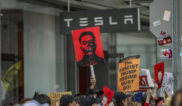 Elon Musk nu mai este „Mister Popularitate”: părerea americanilor despre el se schimbă, iar Tesla cade odată cu el