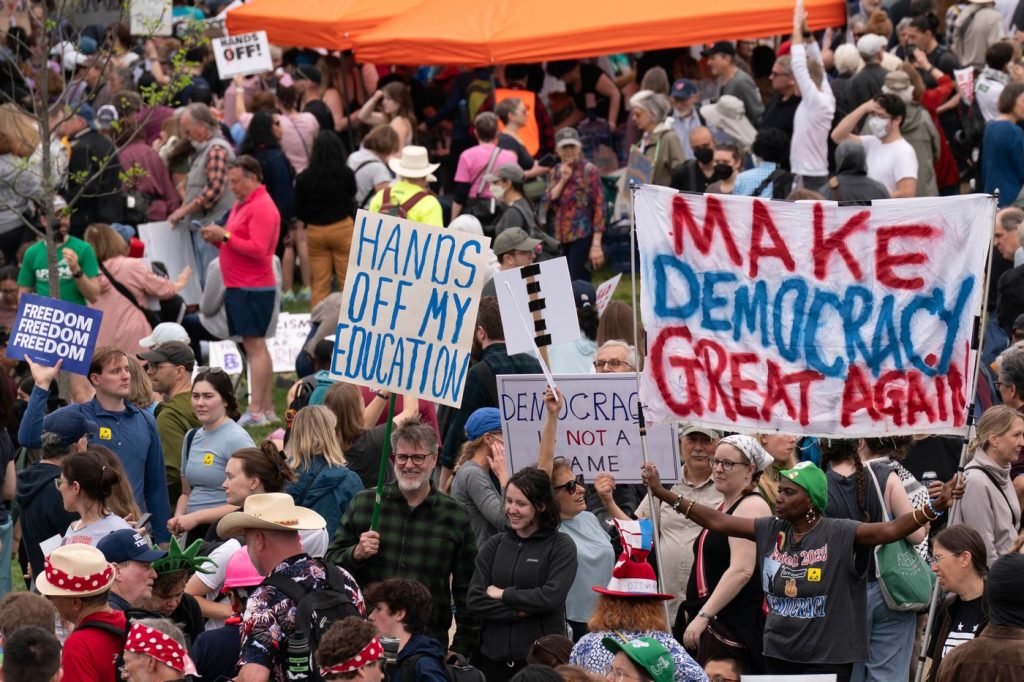Proteste împotriva lui Trump
Protestatarii țin pancarte în timp ce ies pe străzi și mărșăluiesc în timpul unui protest „Jos mâinile!” împotriva președintelui Donald Trump, sâmbătă, 5 aprilie 2025, la New York.