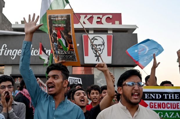 Proteste masive împotriva lanțului de fast-food KFC, pentru că „este un simbol al Statelor Unite”: un om a fost ucis în Pakistan I VIDEO