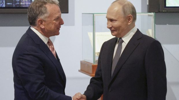 Vladimir Putin l-a anunțat pe Donald Trump ce vrea ca să oprească războiul din Ucraina. Două propoziții scrise pe site-ul Kremlinului