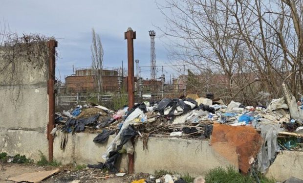 Rafinăria Astra din Ploiești, transformată în groapă de gunoi ilegală. Peste 50 de hectare de teren zac în paragină