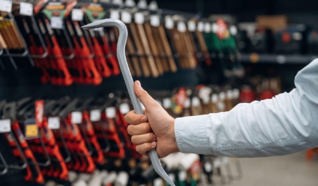 Un afacerist din Covasna a plătit un bărbat ca să-l bată cu ranga pe asociatul lui