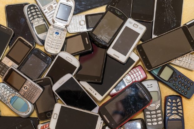 Reciclarea telefoanelor vechi în România. Unde poți duce telefonul pe care nu-l mai folosești