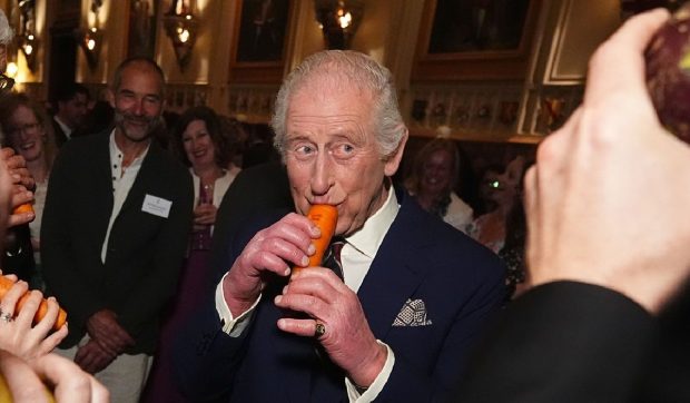 Regele Charles și-a surprins invitații de la Castelul Windsor cântând la un morcov