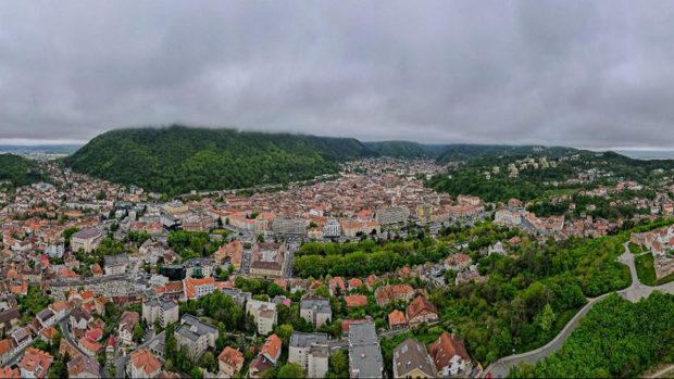 Autocarele cu turiști care vin în Brașov și vor să viziteze Centrul Vechi au restricție pentru zona istorică a orașului