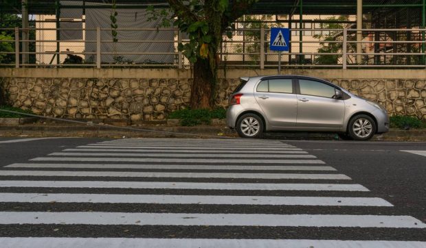 Amenzi mai mari pentru oprirea sau staționarea lângă trecerea de pietoni. Ce prevede Codul Rutier 2025
