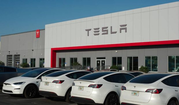 Acțiunile Tesla au scăzut drastic după conflictul dintre Elon Musk și Donald Trump 