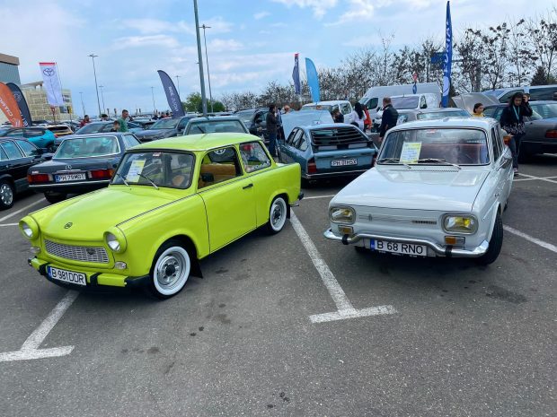 Paradă a mașinilor de epocă în Piața Unirii din Timișoara