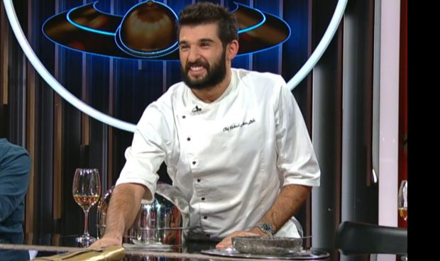 Imagine Stire Richard Abou Zaki oferă cuțitul de aur la Chefi la cuțite 2025. Momentul e emoționant: „Vom face o poveste frumoasă împreună” | 2review.ro