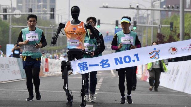 Primul semimaraton cu roboți și oameni, în China: diferență uriașă între cel mai rapid robot și cel mai rapid om