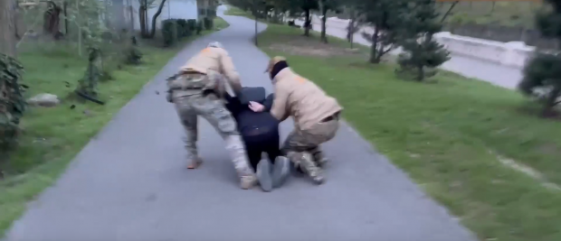 Un român de 23 de ani a fost oprit pe stradă în Rusia de FSB și pus cu fața pe asfalt, după ce a fost acuzat de spionaj I VIDEO