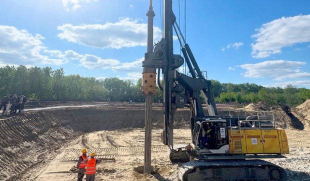 A fost semnat contractul pentru o nouă porţiune montană a autostrăzii A8: va avea 7 tuneluri şi 46 de poduri
