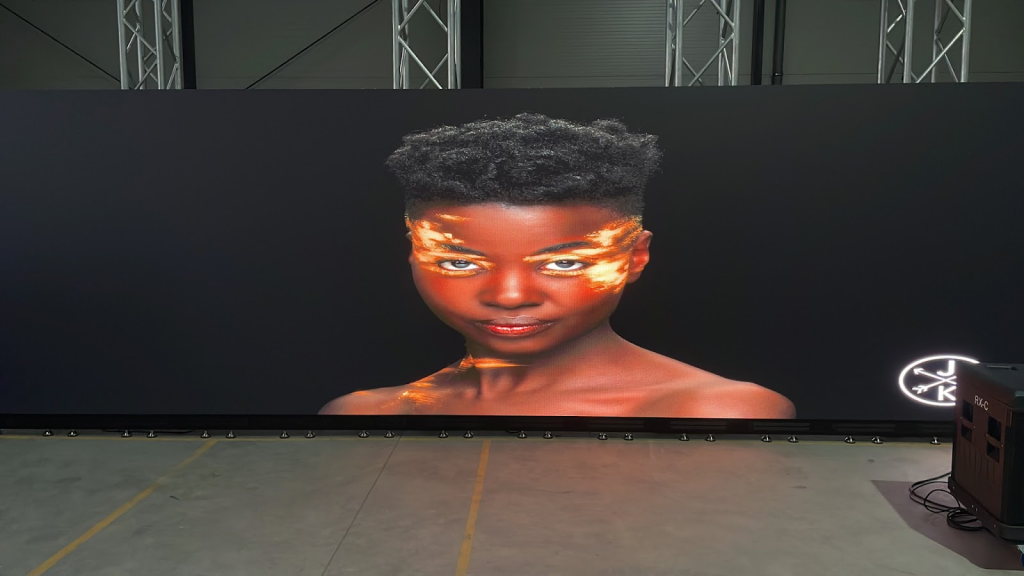 Cum să îți promovezi brandul cu impact vizual maxim la evenimente - Alege Ecranul LED High Resolution de la Screenco