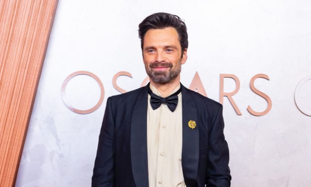 Sebastian Stan a votat în turul 2 al alegerilor prezidențiale din România, la o secție din New York. Imaginea care face acum înconjurul internetului