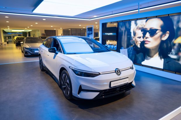 Volkswagen reduce producția și suspendă temporar activitatea la fabricile de mașini electrice din Germania