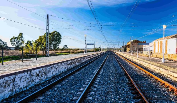 Noi detalii despre crima din Oradea în care o femeie a murit călcată de tren: cumnatul ei e cel care a obligat-o să stea pe șine