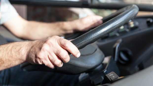 Un șofer de autobuz n-a mai primit 73.000 de euro primă de pensionare pentru că a furat 6 euro din banii de bilete, cu 3 ani înainte