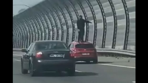 Un șofer s-a urcat în mers pe plafonul mașinii, a făcut accident, s-a dezbrăcat și a fugit pe jos, pe autostradă, la Varșovia | VIDEO