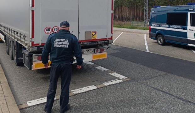 Un șofer român de TIR a condus 1.700 km aproape continuu, timp de 20 de ore și 24 de minute, și a fost amendat cu 2.500 de euro