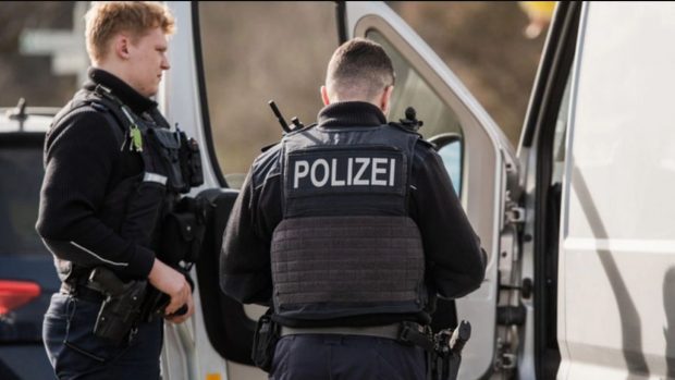 Un șofer român ajutat de mama lui și-a răpit fiica de 14 ani din Germania, ca s-o aducă în țară cu o dubă