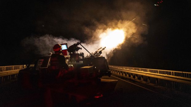 Ucraina poate să se lupte cu Rusia și fără ajutorul lui Donald Trump și Vladimir Putin n-o poate forța să semneze un acord de pace nefavorabil, spun experții