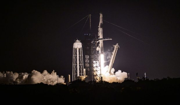 Deși capsulele SpaceX sunt foarte confortabile, pasagerii experimentează mai mereu „răul de spațiu”. Cum a decurs călătoria spre orbită a unor oameni obișnuiți