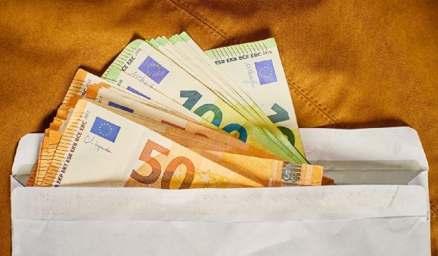 Administratorul IML Iași primea șpagă ca să „șteargă” cazurile șoferilor prinși beți sau drogați și juca toți banii la păcănele: „5.000 de euro și se rezolvă”