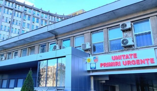 Un bărbat cu piciorul în ghips s-a târât până la poarta spitalului din Constanța, după ce medicii au refuzat să îl ajute 