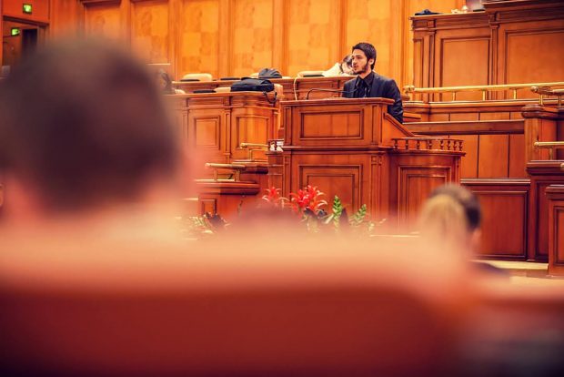 Cum stă România cu integrarea în muncă a tinerilor care termină studii superioare. Povestea unui absolvent de Drept care „s-a blocat” în examenul de barou