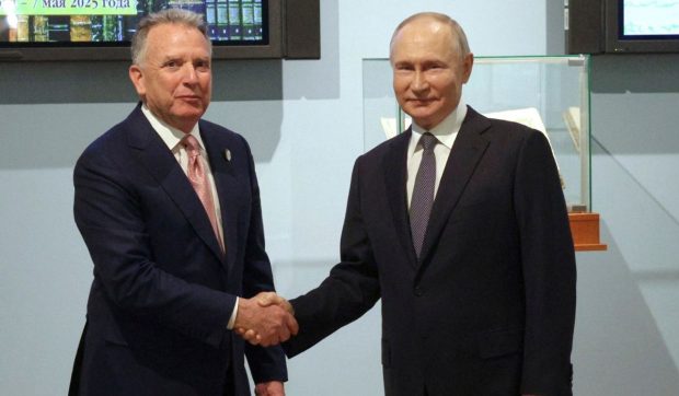 Steve Witkoff, trimis de Trump să negocieze cu Vladimir Putin, filmat cu mâna la inimă, când îl vede pe președintele Rusiei | VIDEO