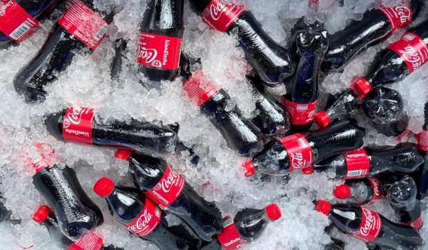 Un oraș din Franța interzice Coca-Cola în semn de protest față de tarifele lui Donald Trump
