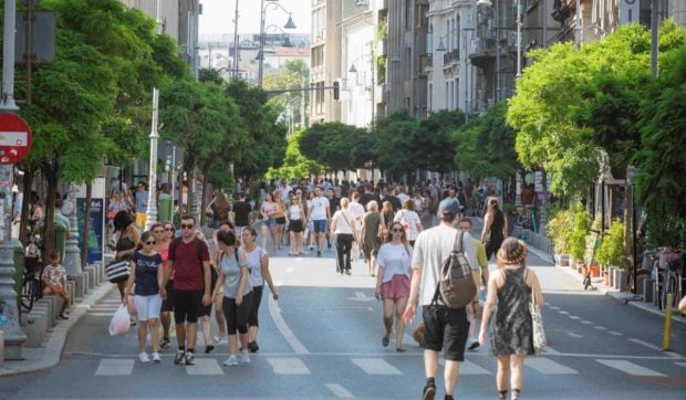 Refugiu Trendy pentru Adolescenți. Descoperă Costurile Distracției pe Bulevardul Pietonal Preferat!
