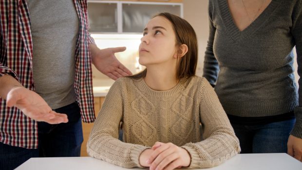 Ce a decis instanța în cazul studentei care și-a dat în judecată părinții pentru o pensie de 2.000 de lei. Demersuri la „toate organele de investigații”  