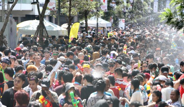 Imagini de la cea mai mare bătaie cu apă din lume, de Anul Nou thailandez. Ce semnifică Festivalul Songkran