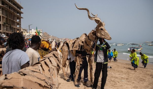 O turmă de animale de jucărie în mărime naturală va defila din Africa până la Cercul Arctic