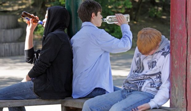 Adolescenții din România se refugiază în alcool, arată un nou studiu. 1 din 4 copii peste 14 ani a consumat alcool în ultima săptămână