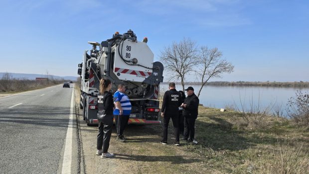 Un șofer de TIR a fost amendat cu 50.000 de lei, după ce sute de litri de motorină s-au scurs pe șosea din camionul lui, în Drobeta-Turnu Severin