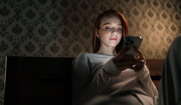 Fiecare oră petrecută în fața televizorului, telefonului sau computerului te lasă fără 24 minute de somn
