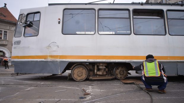Un tramvai a lovit cinci mașini, în Sectorul 5 din București. Vatmanul a fugit de la locul accidentului