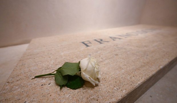 Imagini cu mormântul Papei Francisc, la o zi după înmormântare. Care e semnificația trandafirului alb pus pe capac