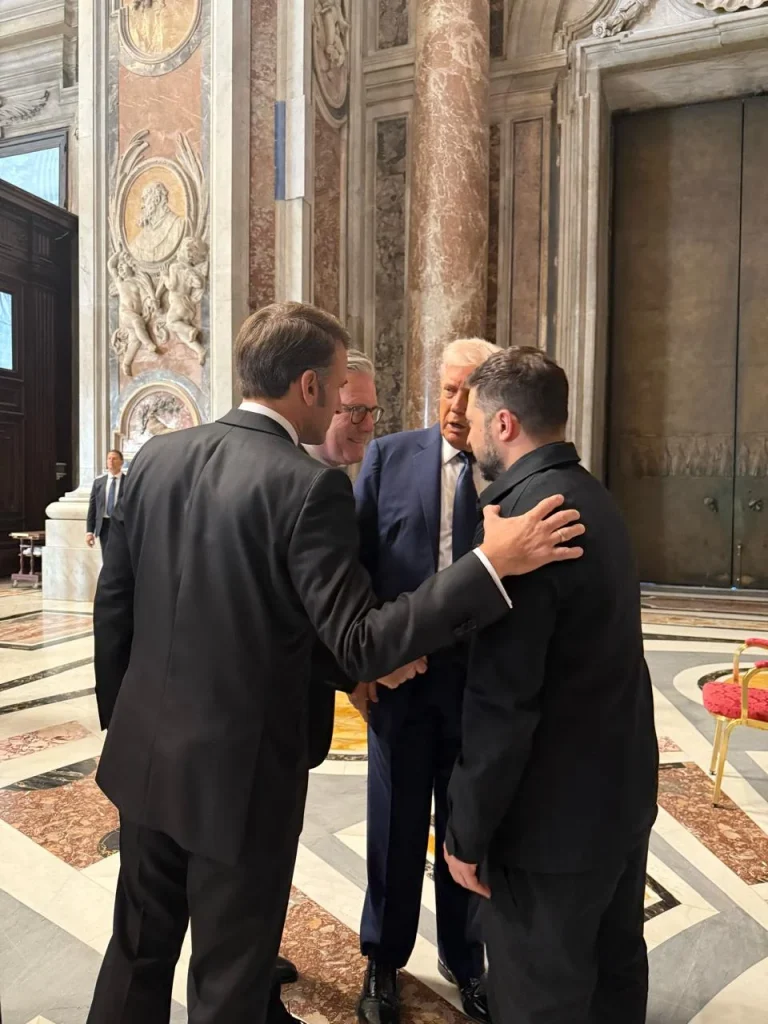 Donald Trump și Volodimir Zelenski, singuri în mijlocul Bazilicii Sf. Petru de la Vatican. Ce au discutat cei doi președinți