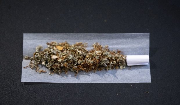 Un bărbat din Iași a fost prins cu 7 kilograme de canabis ascunse într-o sacoșă de rafie. A motivat că acestea erau pentru „consum propriu”
