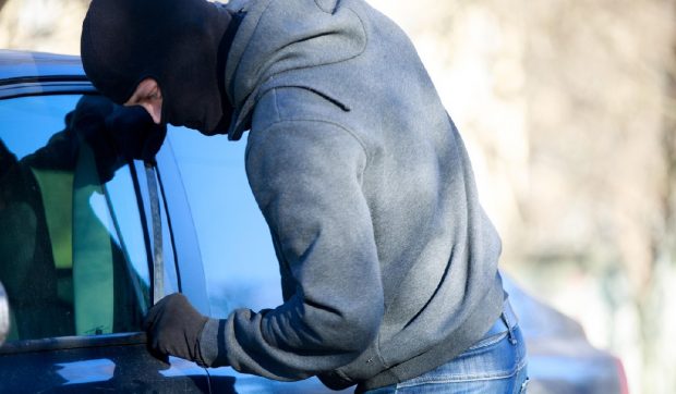 Un bărbat din Oradea își cumpăra țigări cu cardurile pe care le fura din mașini. Cum acționa și cum evita să introducă PIN-ul