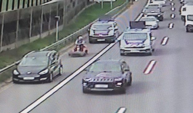 Un bătrân de 84 de ani a fost filmat la volanul unei mașini de tuns iarba, pe o autostradă din Austria