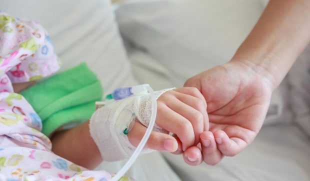 Un copil de 2 ani din București a supraviețuit miraculos după ce a căzut de la etajul 7