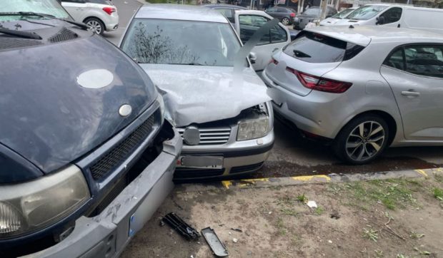 Un șofer beat și nervos a distrus cinci mașini pe o stradă din Tecuci. Ce a pățit apoi