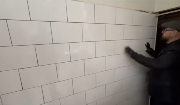 Piedone, la un pas să fie strivit de un zid de faianță care s-a prăbușit într-un restaurant din Craiova